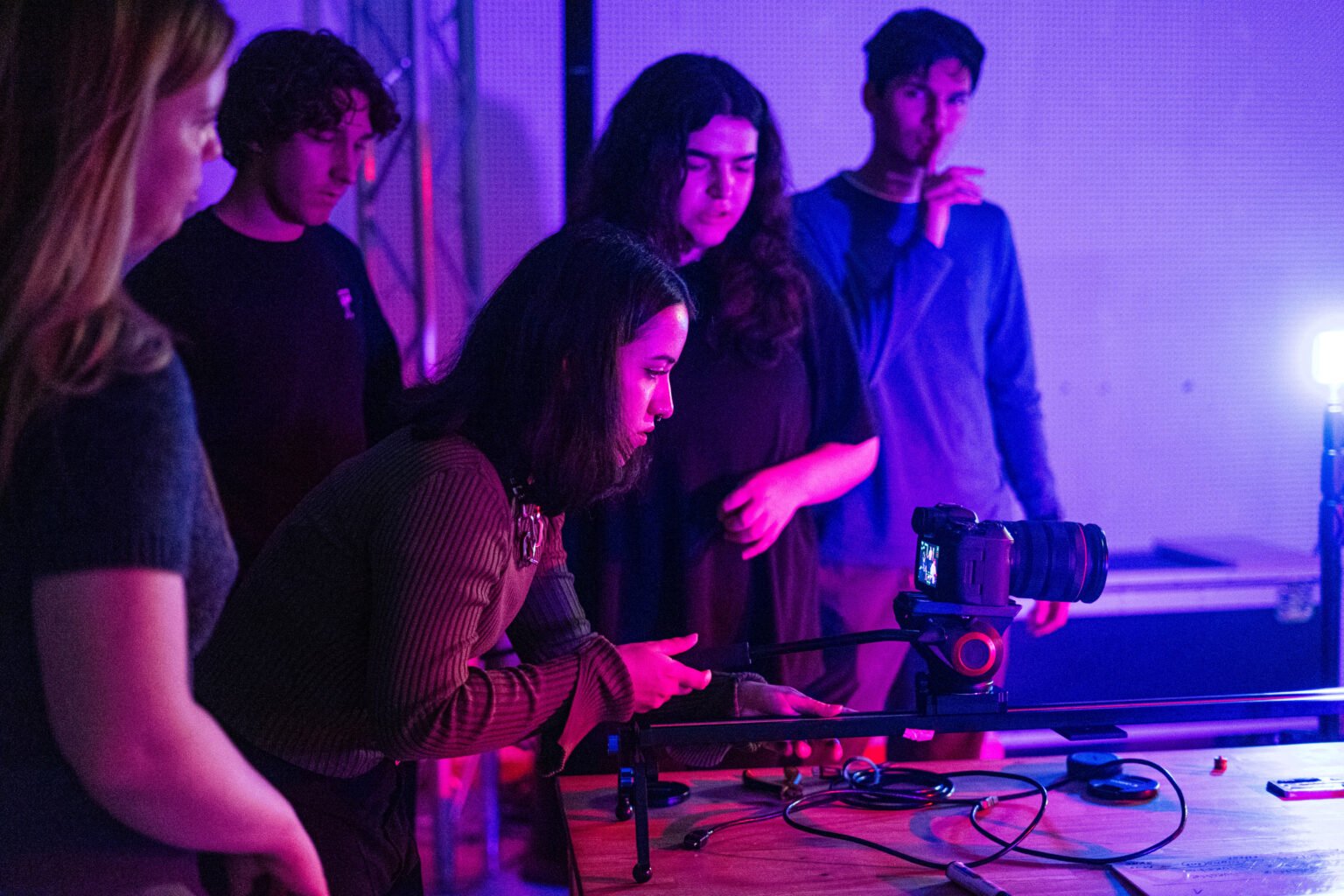aula alunos a mexer em câmara