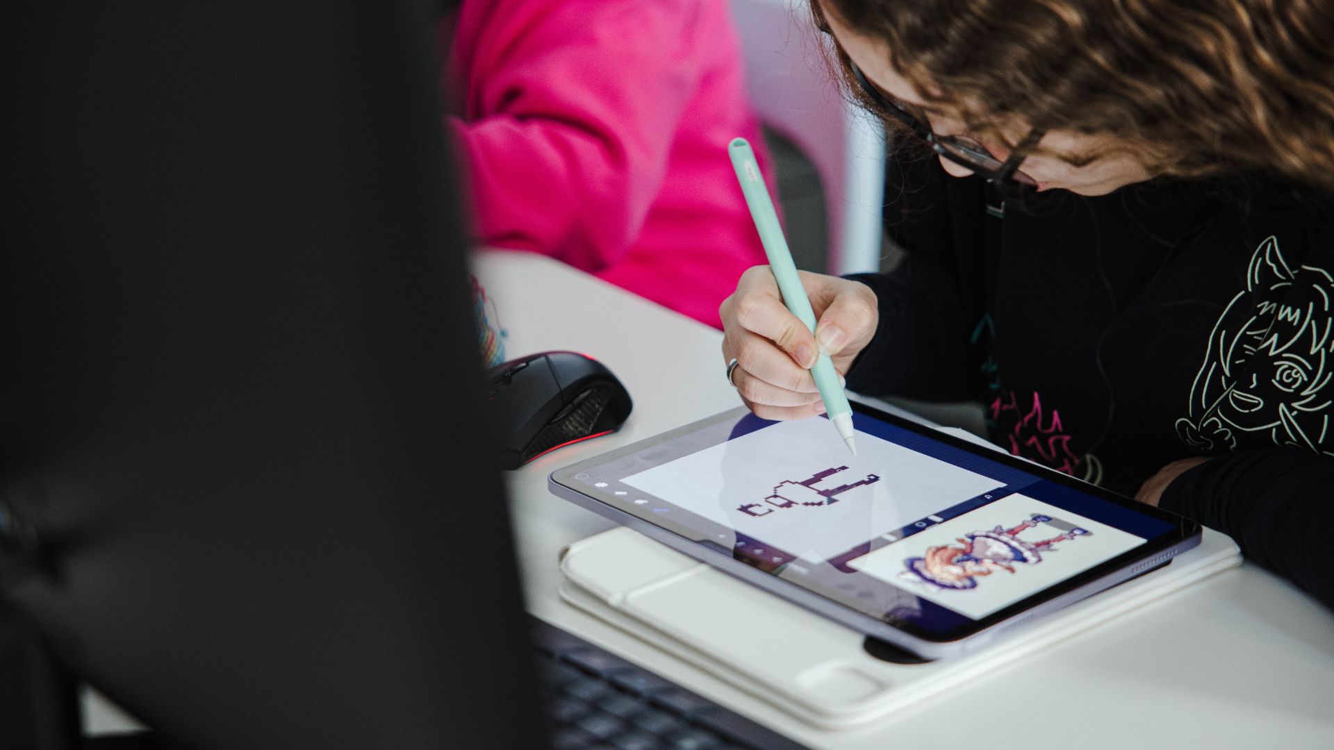 desenho digital formanda a desenhar